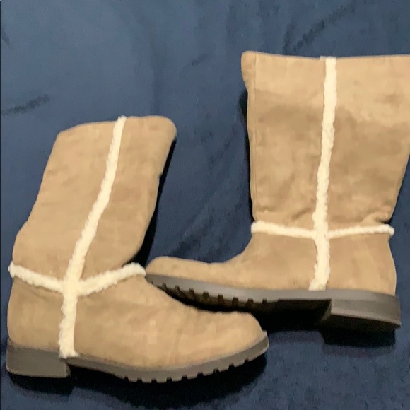 Size 5 girls boots - Picture 1 of 1